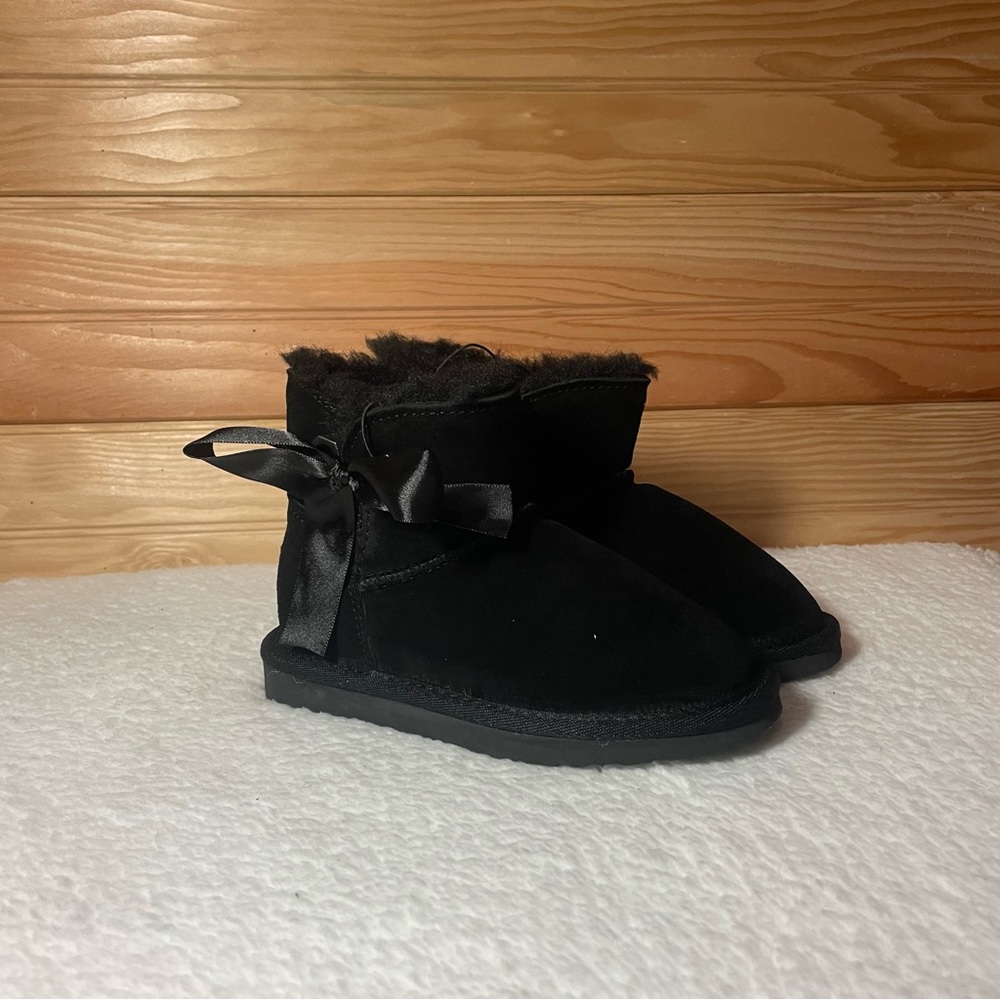 New in the box Pawz by Bearpaw Amelia Girls Black Suede Boots Youth 10